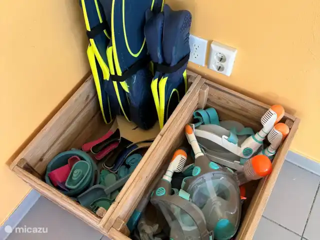 Villa Lora Julianadorp privé-zwembad huren in Curaçao, Curacao-Midden, Julianadorp - villa Er is speelgoed voor in en om de pool en er zijn fijne duikmaskers en flippers. Zo kun je bij de stranden en de zee lekker snorkelen.