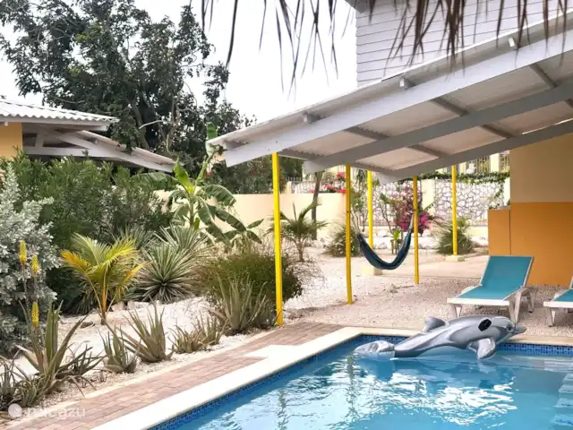 Villa Lora Julianadorp privé-zwembad huren in Curaçao, Curacao-Midden, Julianadorp - villa In de tuin vind je veel tropische planten. De tuin wordt elk jaar mooier. Er zijn zelfs banaantjes!