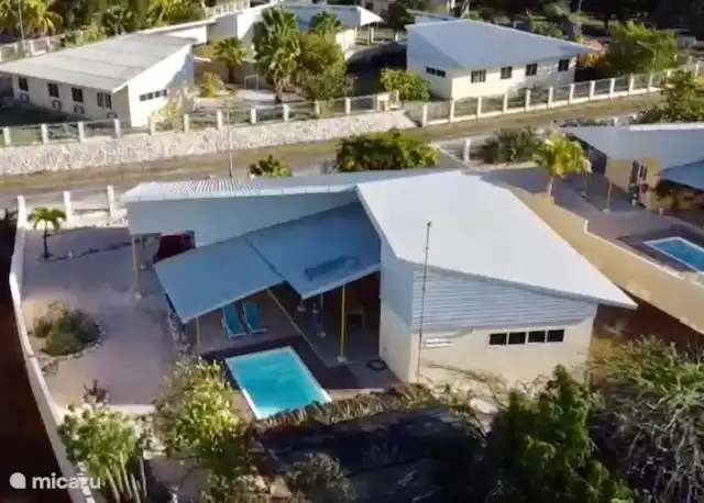 Villa Lora vue d’en haut. Vous pouvez voir à quel point le jardin est spacieux.