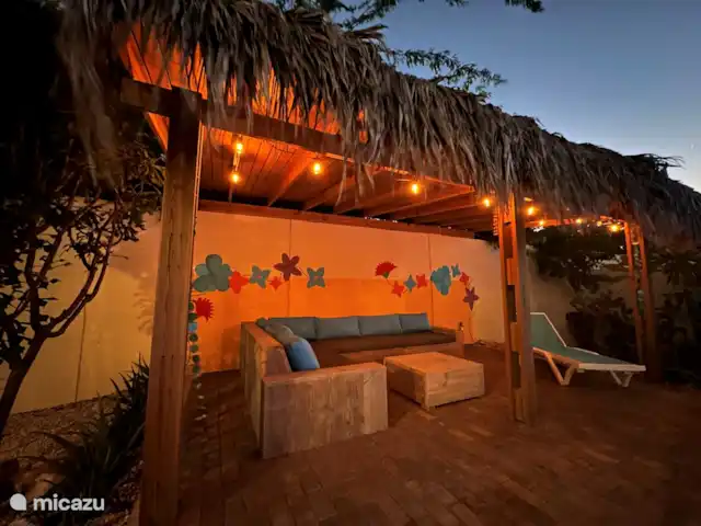 Villa Lora Julianadorp privé-zwembad huren in Curaçao, Curacao-Midden, Julianadorp - villa 's Avonds is de palapa gezellig verlicht.