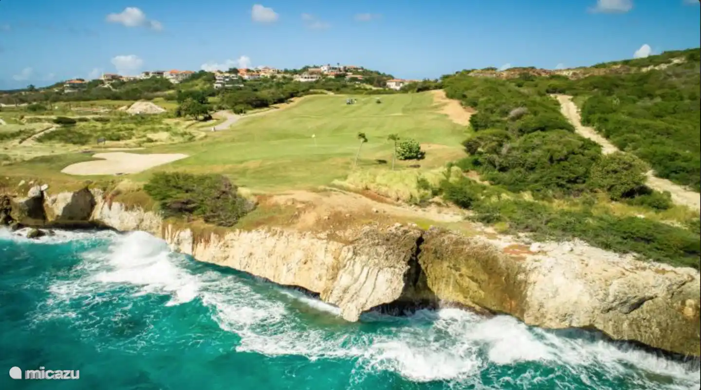 Ici, vous pouvez voir le magnifique parcours de golf de 9 trous de la station balnéaire de Blue Bay Beach, à deux pas.