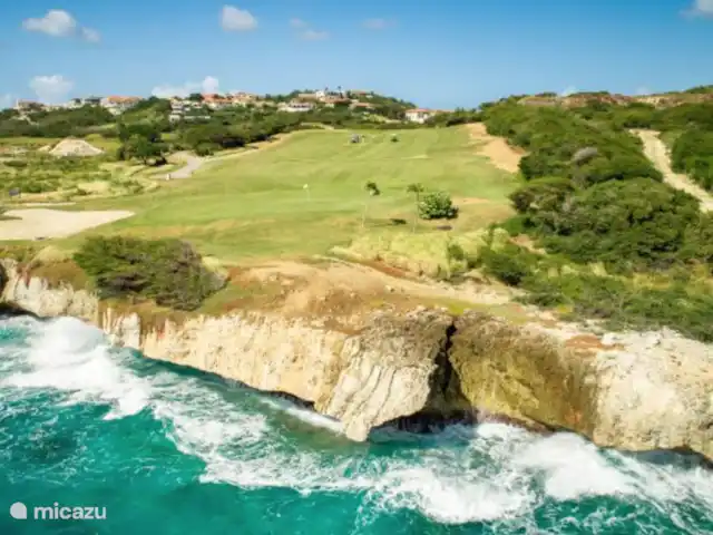 Villa Lora Julianadorp privé-zwembad huren in Curaçao, Curacao-Midden, Julianadorp - villa Hier zie je de mooie 9 holes golfbaan van Blue Bay Beach resort, op een steenworp afstand.