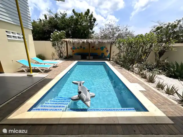 Villa Lora Julianadorp privé-zwembad huren in Curaçao, Curacao-Midden, Julianadorp - villa Je kunt in de zon en in de schaduw op ligbedjes liggen.