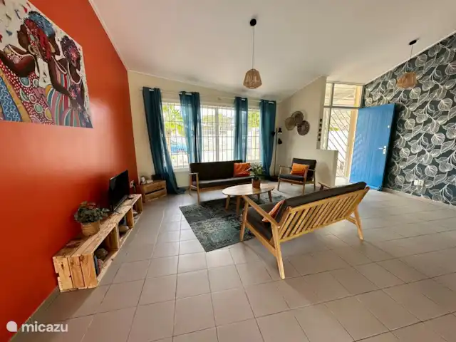 Villa Lora Julianadorp privé-zwembad huren in Curaçao, Curacao-Midden, Julianadorp - villa In onze gezellige woonkamer kun je tv  en Netflix kijken. De tegels werken verkoelend.