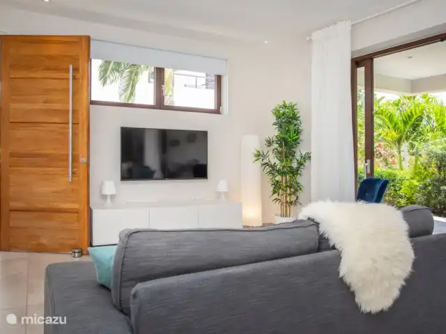 Jan Sofat LUX | Appartement A16 | Curaçao, Banda Ariba (est), Jan Sofat - appartement Salon avec SMART TV.