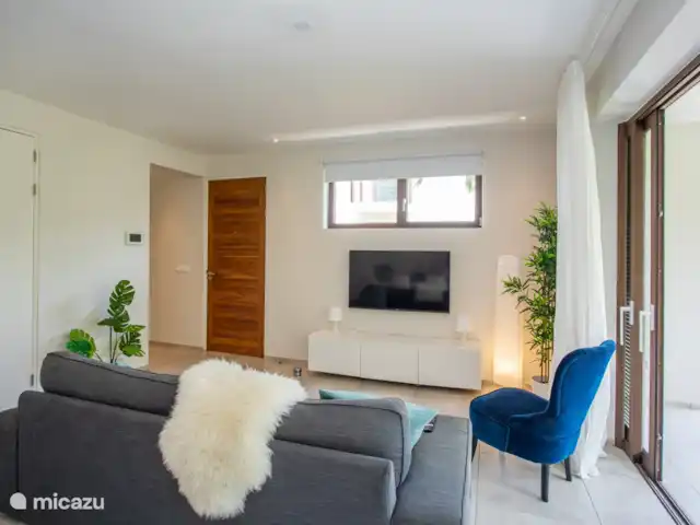Jan Sofat LUX | Appartement A16 | Curaçao, Banda Ariba (est), Jan Sofat - appartement Salon à l’intérieur, à gauche du couloir vers l’une des 2 chambres.
