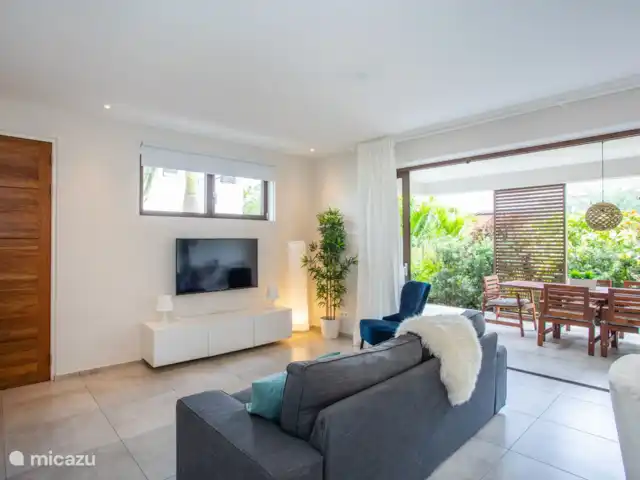 Jan Sofat LUX | Appartement A16 | Curaçao, Banda Ariba (est), Jan Sofat - appartement Salon qui se jette sans couture dans la terrasse par les portes coulissantes.