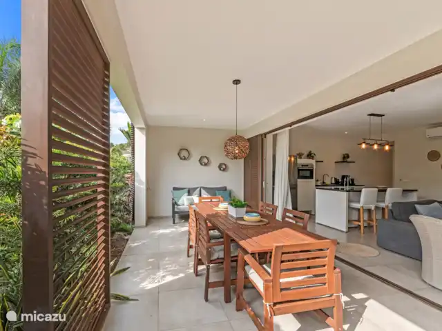 Jan Sofat LUX | Appartement A16 | Curaçao, Banda Ariba (est), Jan Sofat - appartement Terrasse ombragée avec grande table à manger et coin salon confortable.
