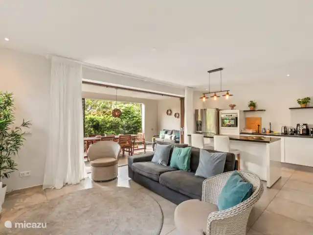 Jan Sofat LUX | Appartement A16 | Curaçao, Banda Ariba (est), Jan Sofat - appartement Salon qui se jette harmonieusement dans la terrasse grâce aux portes coulissantes.