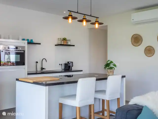 Jan Sofat LUX | Appartement A16 | Curaçao, Banda Ariba (est), Jan Sofat - appartement Cuisine bien équipée avec bar pour le petit-déjeuner