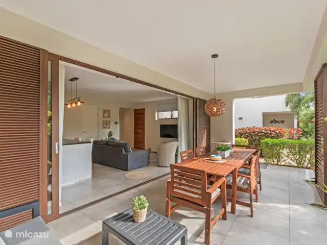 Jan Sofat LUX | Appartement A16 | Curaçao, Banda Ariba (est), Jan Sofat - appartement Salon qui se jette harmonieusement dans la terrasse grâce aux portes coulissantes.