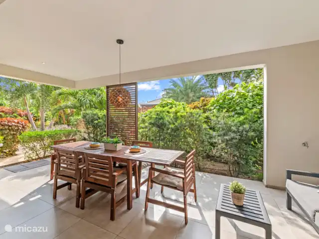 Jan Sofat LUX | Appartement A16 | Curaçao, Banda Ariba (est), Jan Sofat - appartement Table à manger spacieuse pour les repas en plein air.