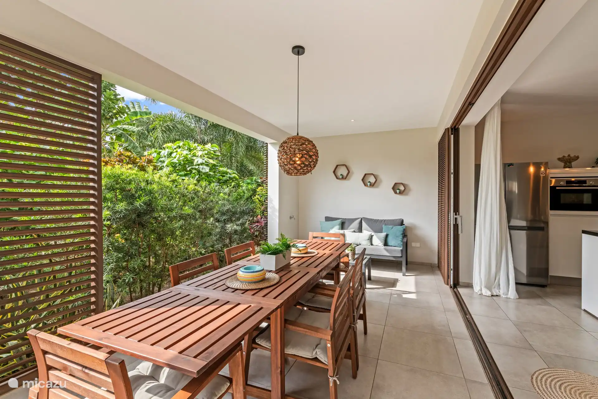 Table à manger spacieuse pour les repas en plein air. 