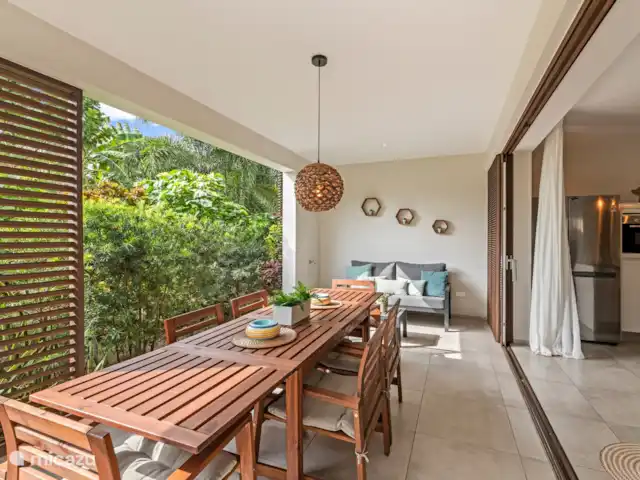 Jan Sofat LUX | Appartement A16 | Curaçao, Banda Ariba (est), Jan Sofat - appartement Table à manger spacieuse pour les repas en plein air.