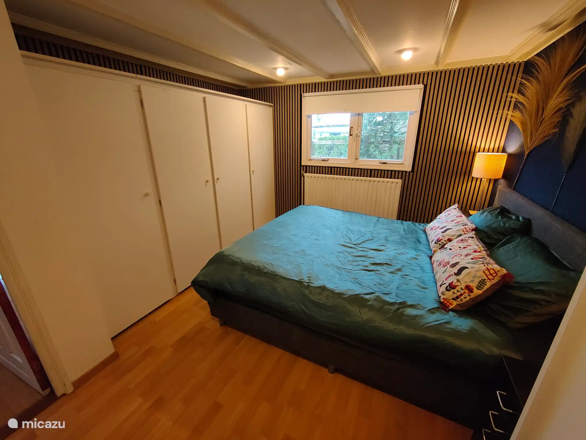 Schlafzimmer mit Nachttischbeleuchtung und sicher im Schrank