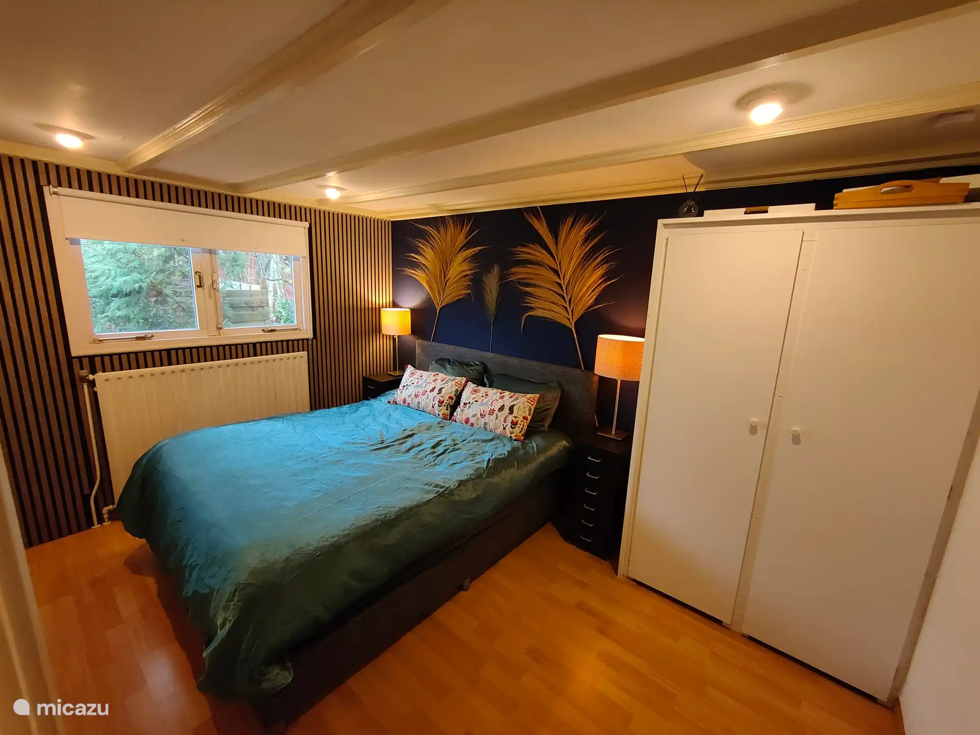 Schlafzimmer mit 2-Personen-Boxspring 
Viel Platz im Schrank 