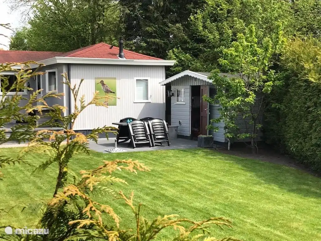 großzügiger Garten mit Sitzgelegenheiten