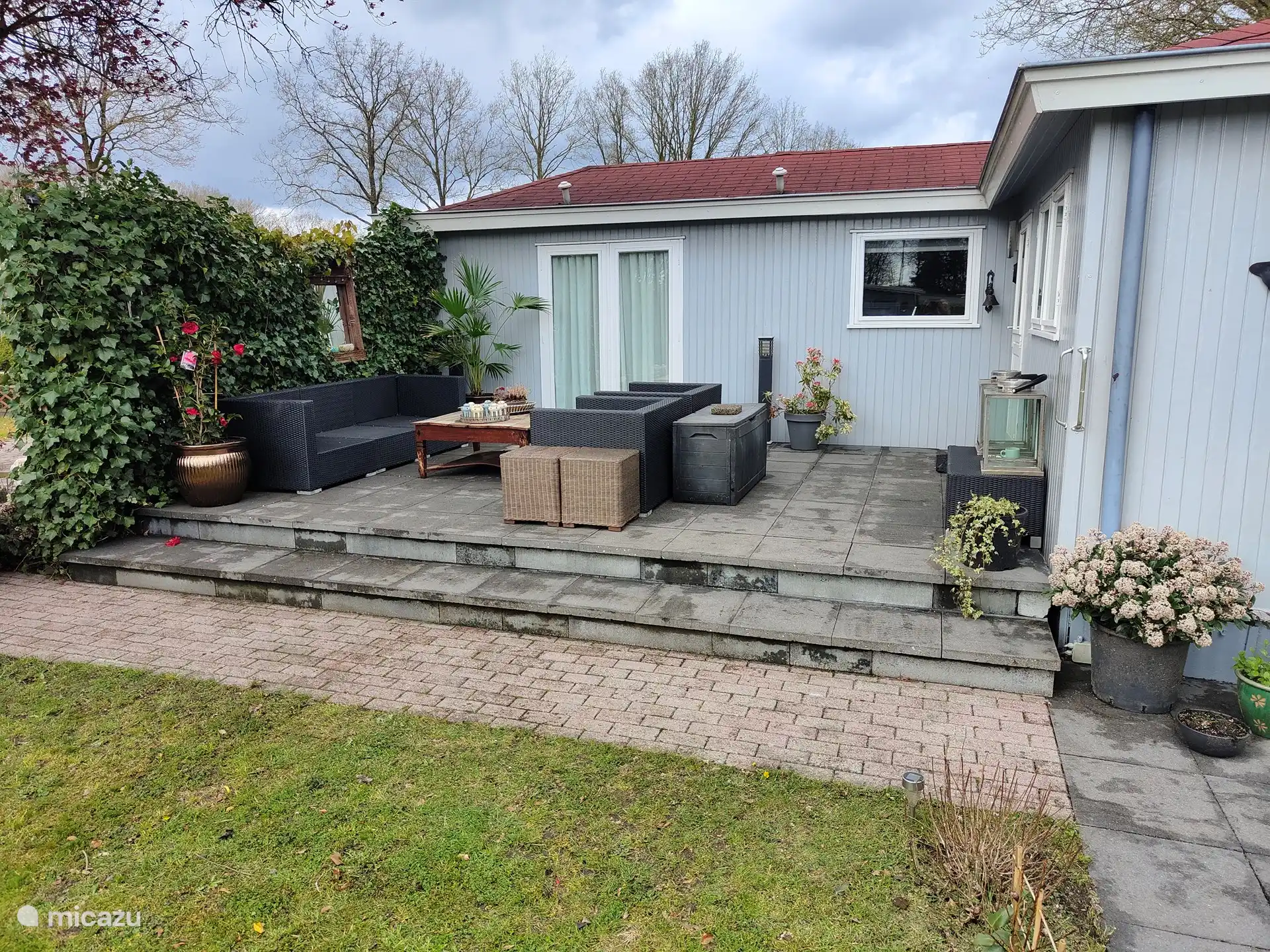 Großzügige Terrasse mit viel Sonne
