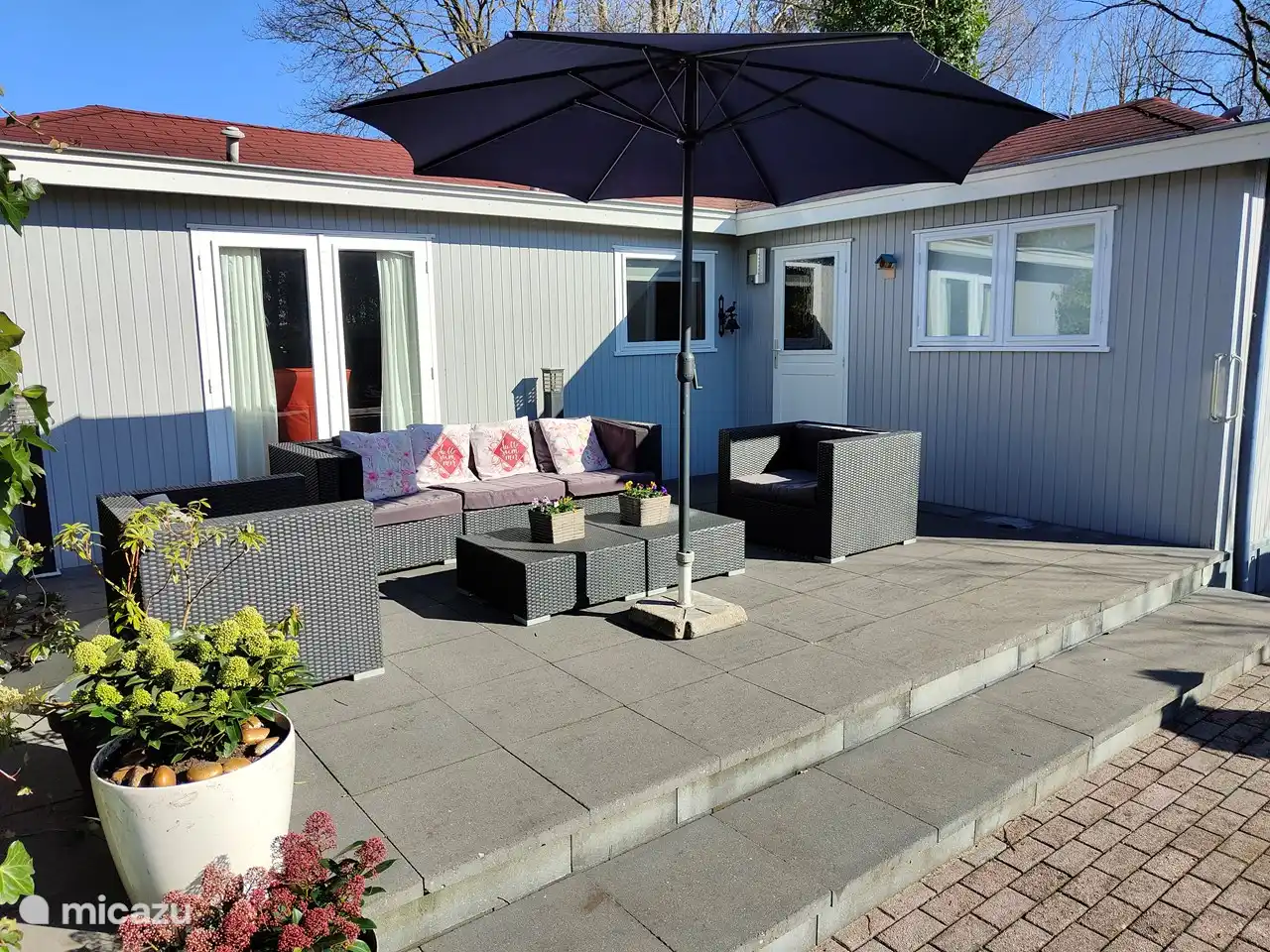 Schöne geräumige Terrasse mit Sonne den ganzen Tag