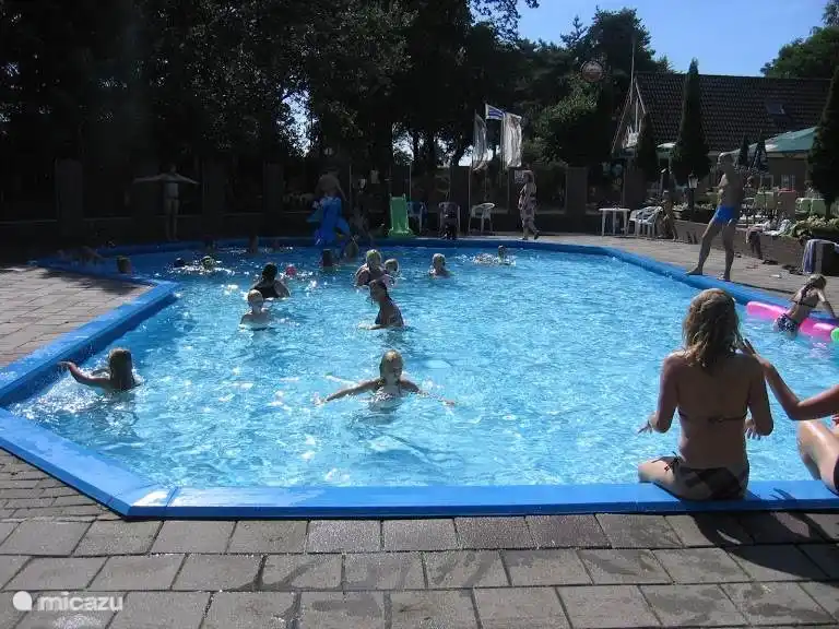 Schöner Pool mit Strandbetten