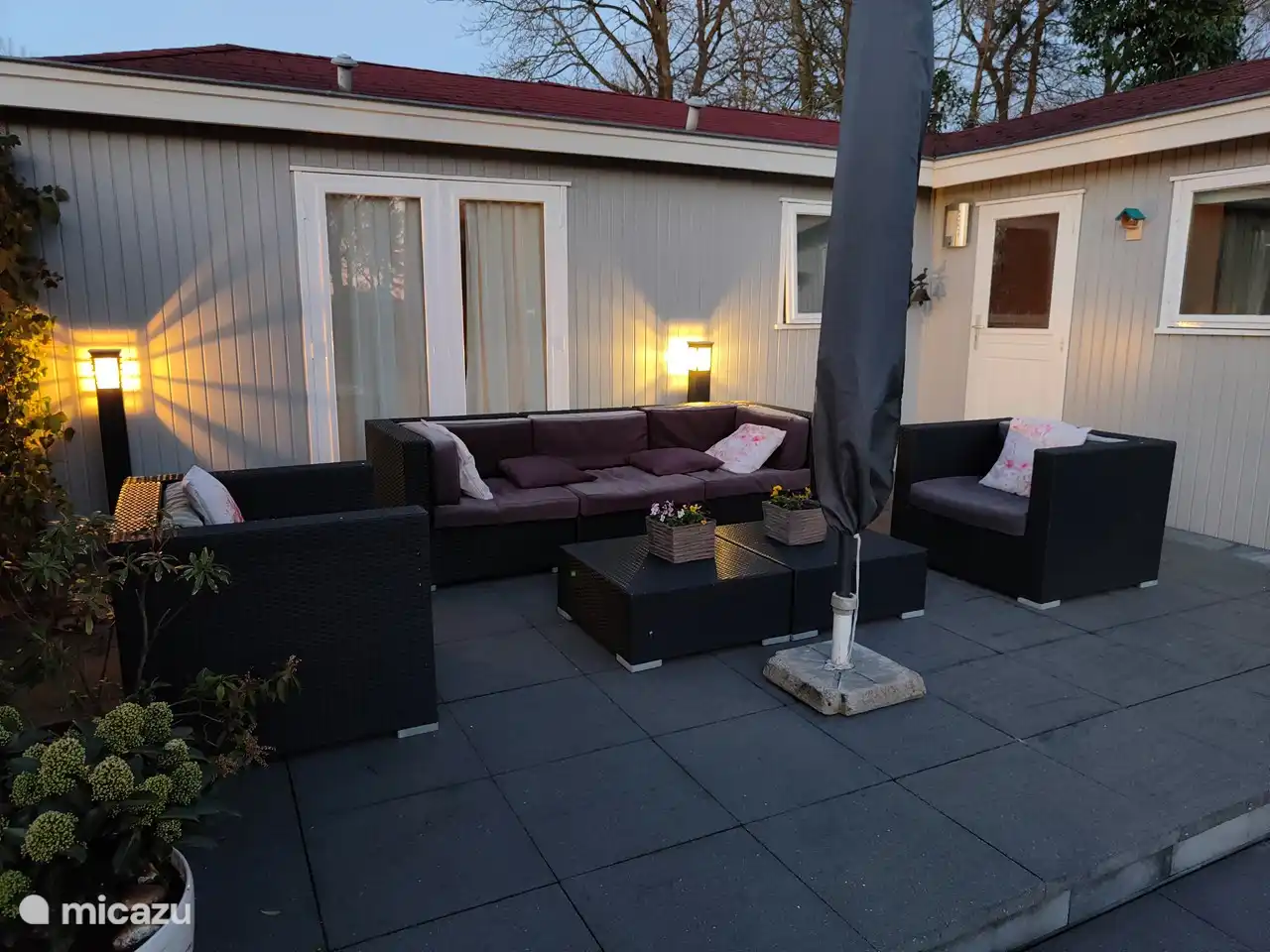 Terrasse mit automatischer Außenbeleuchtung 