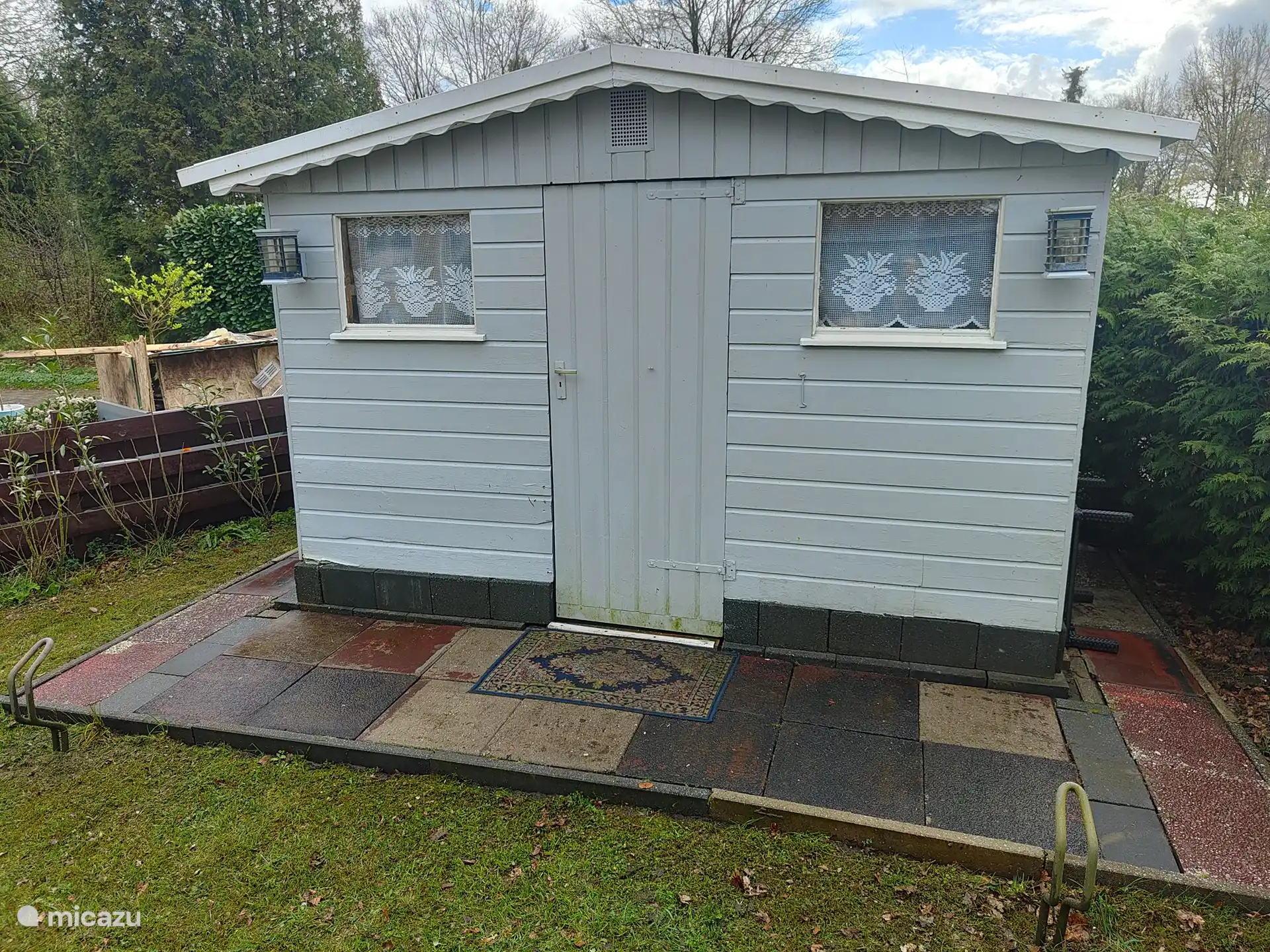 Geräumiger Schuppen für Fahrräder 