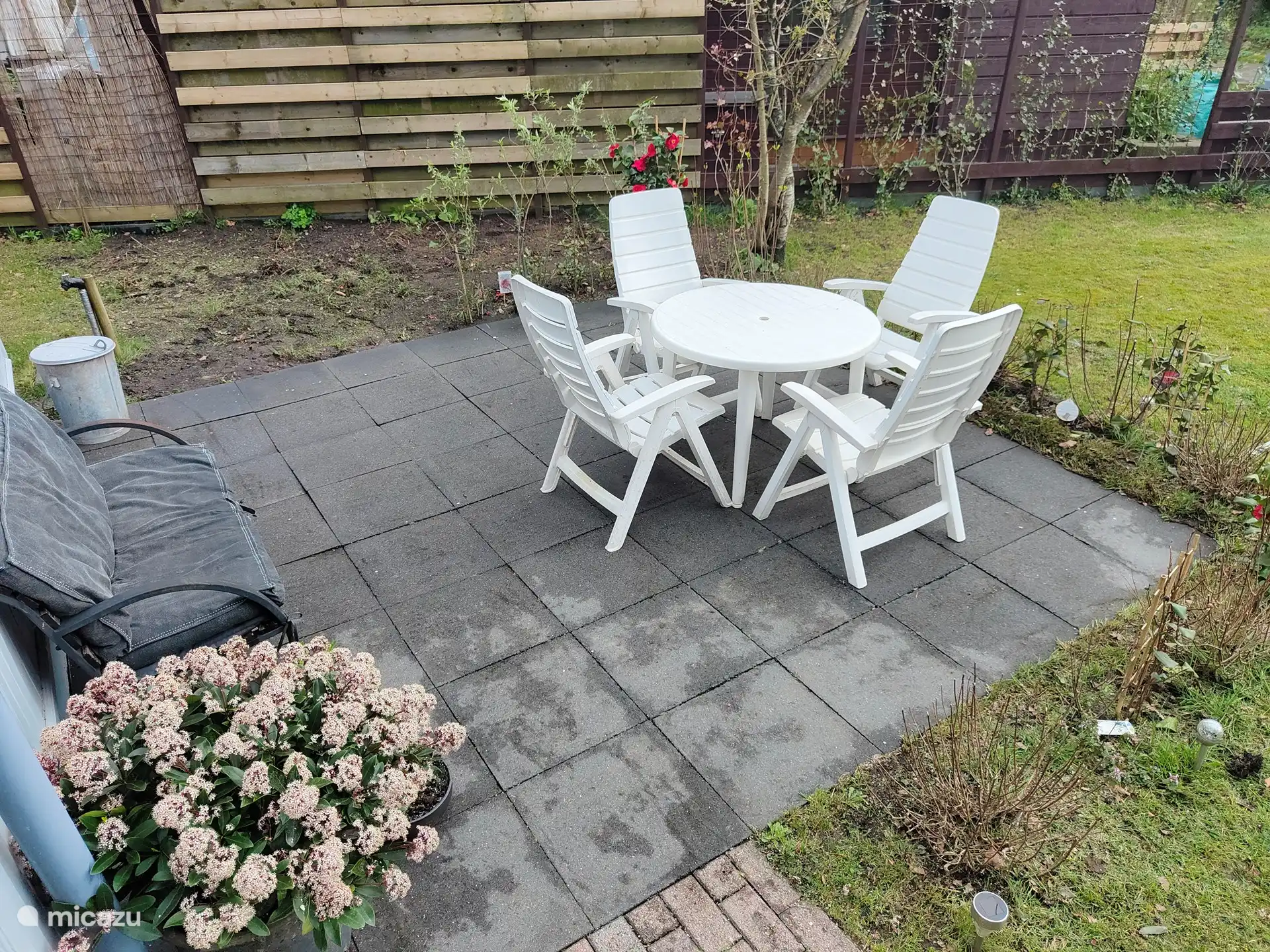 2. Terrasse mit Tisch und 4 Stühlen 
