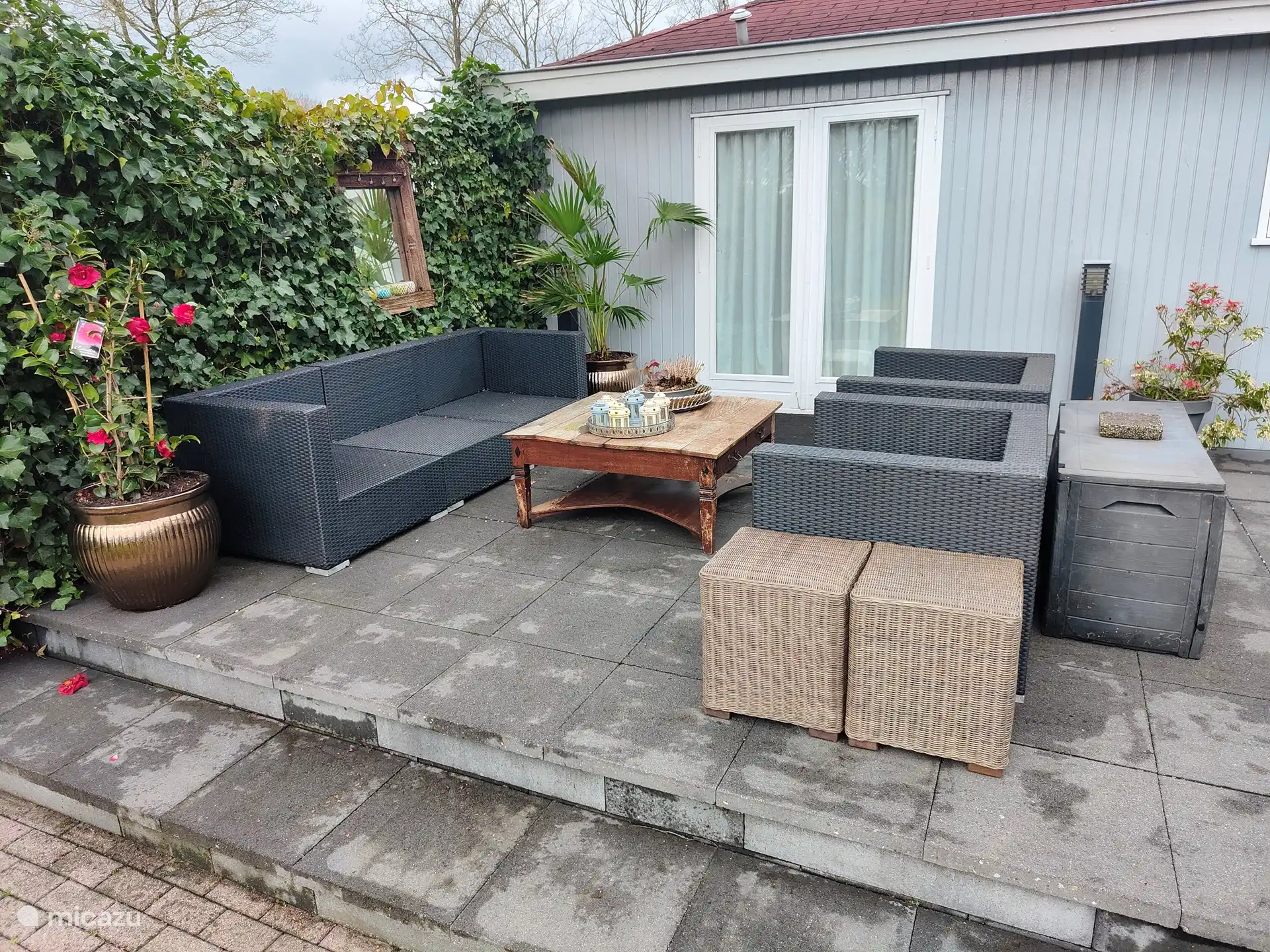 Geräumige Terrasse mit Terrassentüren