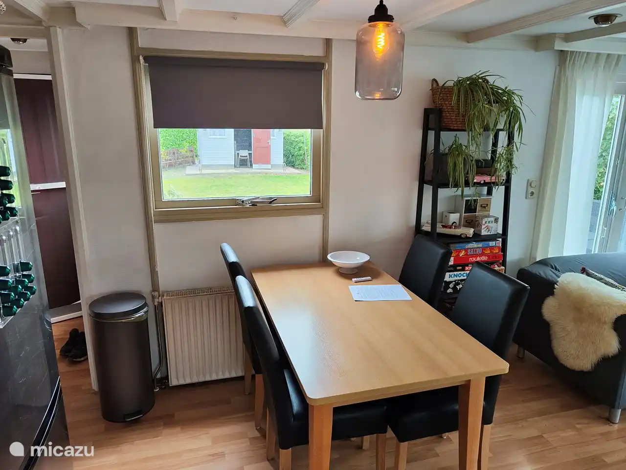 Esstisch mit vier Stühlen.