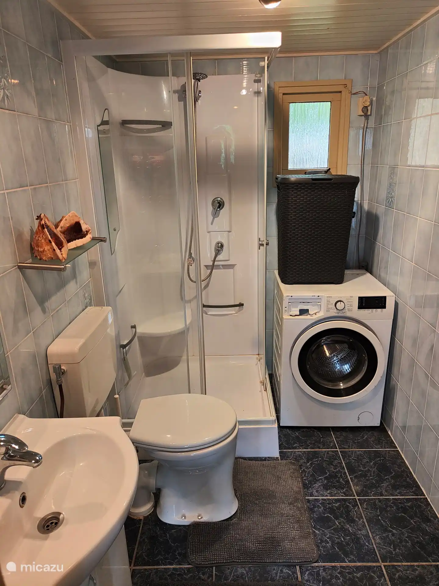 Badezimmer mit Waschmaschine 