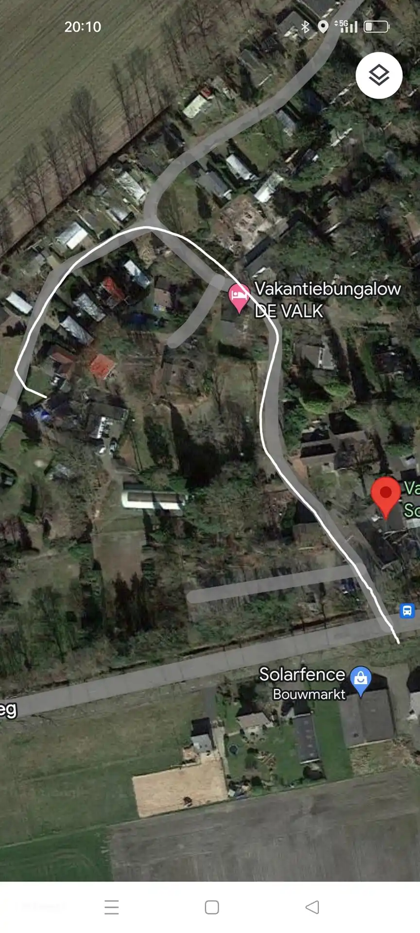 Fahren Sie 100 Meter nach der Rezeption und der Schranke geradeaus, nehmen Sie die erste Ausfahrt links und biegen Sie wieder links ab, folgen Sie dem kleinen Straßenhaus 116 auf der linken Seite.