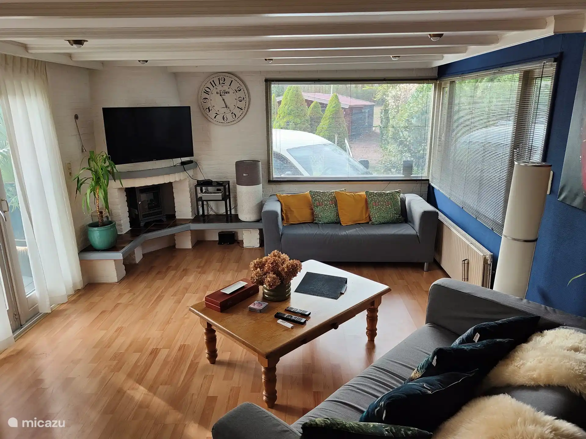 Geräumiges Wohnzimmer mit 2 Sofas