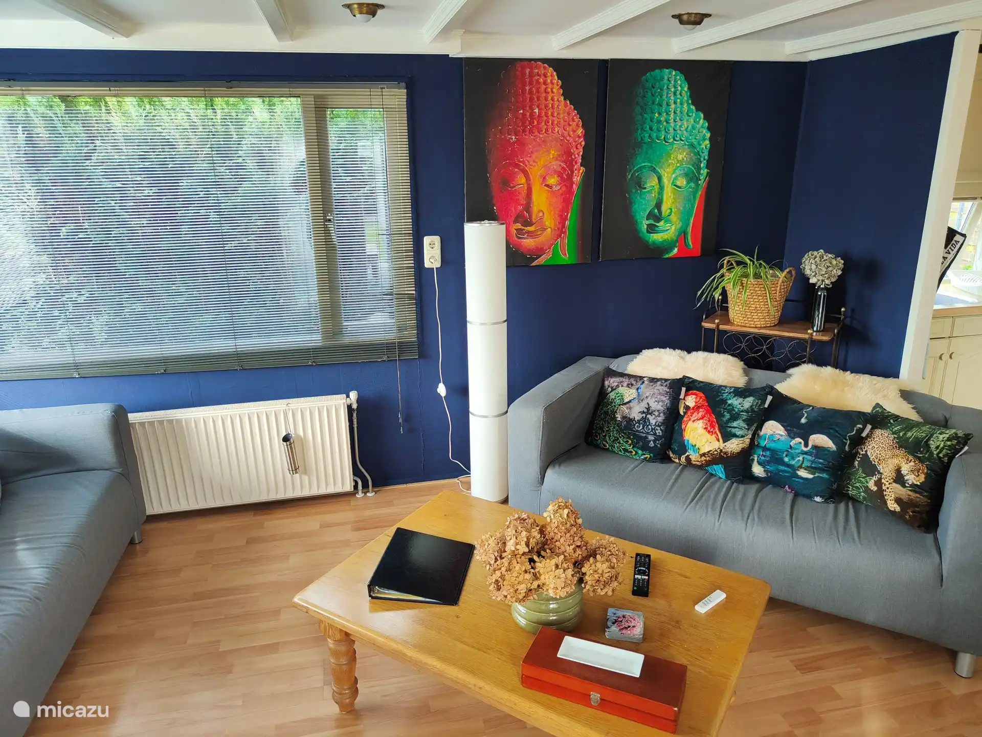 Wohnzimmer mit zwei geräumigen Sofas