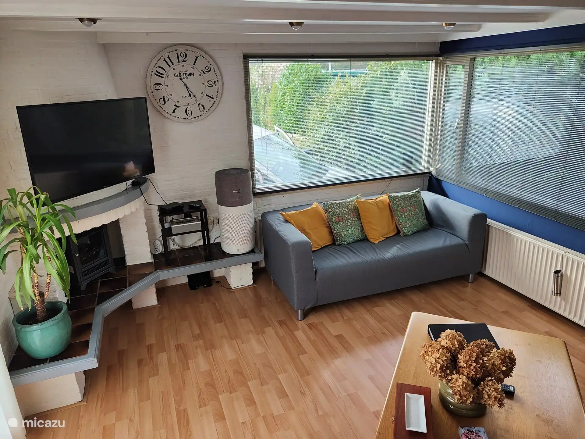 Wohnzimmer mit TV mit Digitenne 