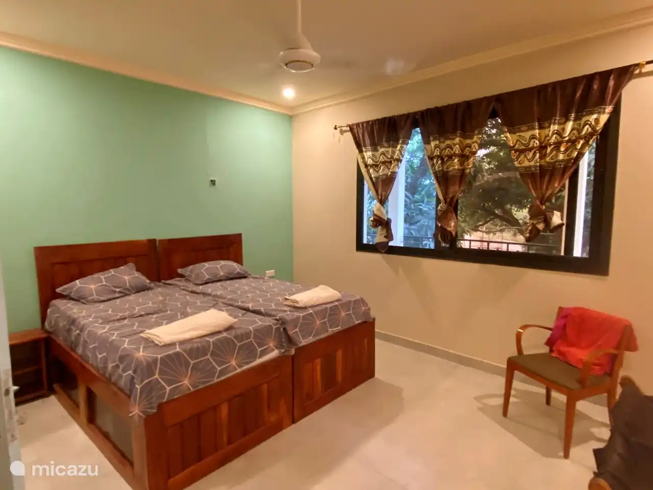 große Schlafzimmer mit großen Schiebetüren, 10 Einzelbetten