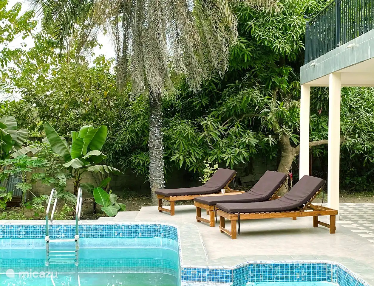 Swimmingpool im Grünen mit luxuriösen Sonnenliegen