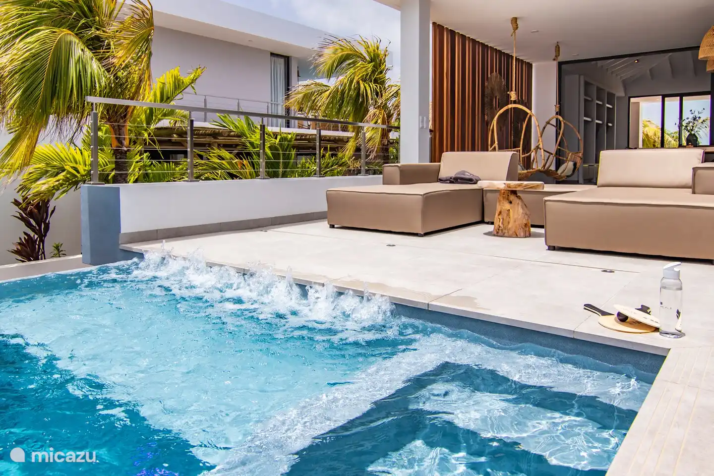 Schwimmbad mit Blasen