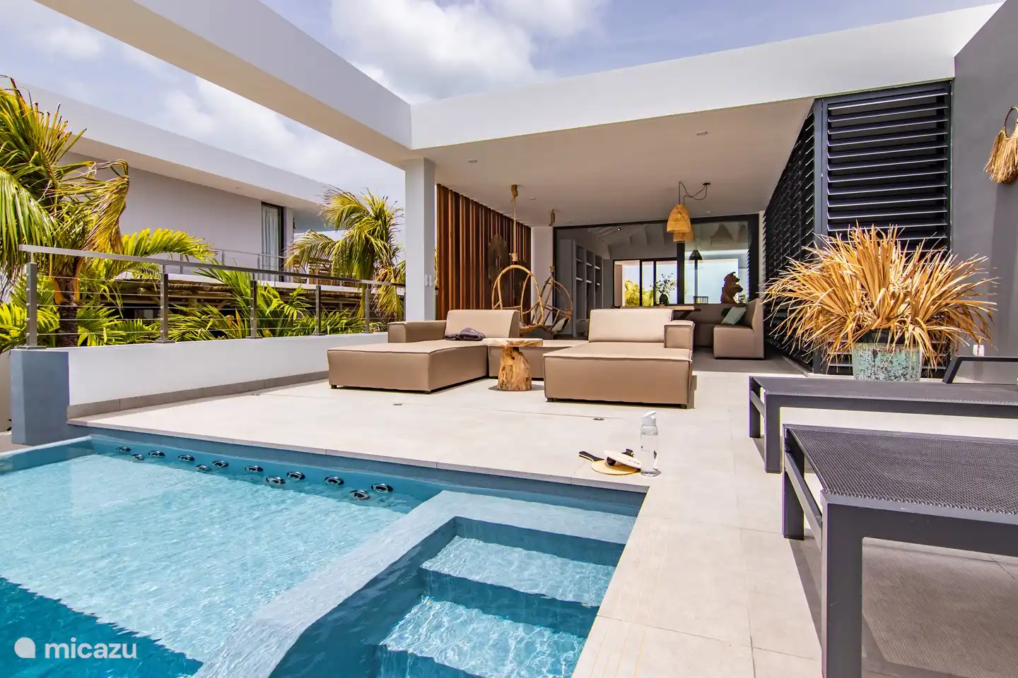 Schwimmbad und Terrasse