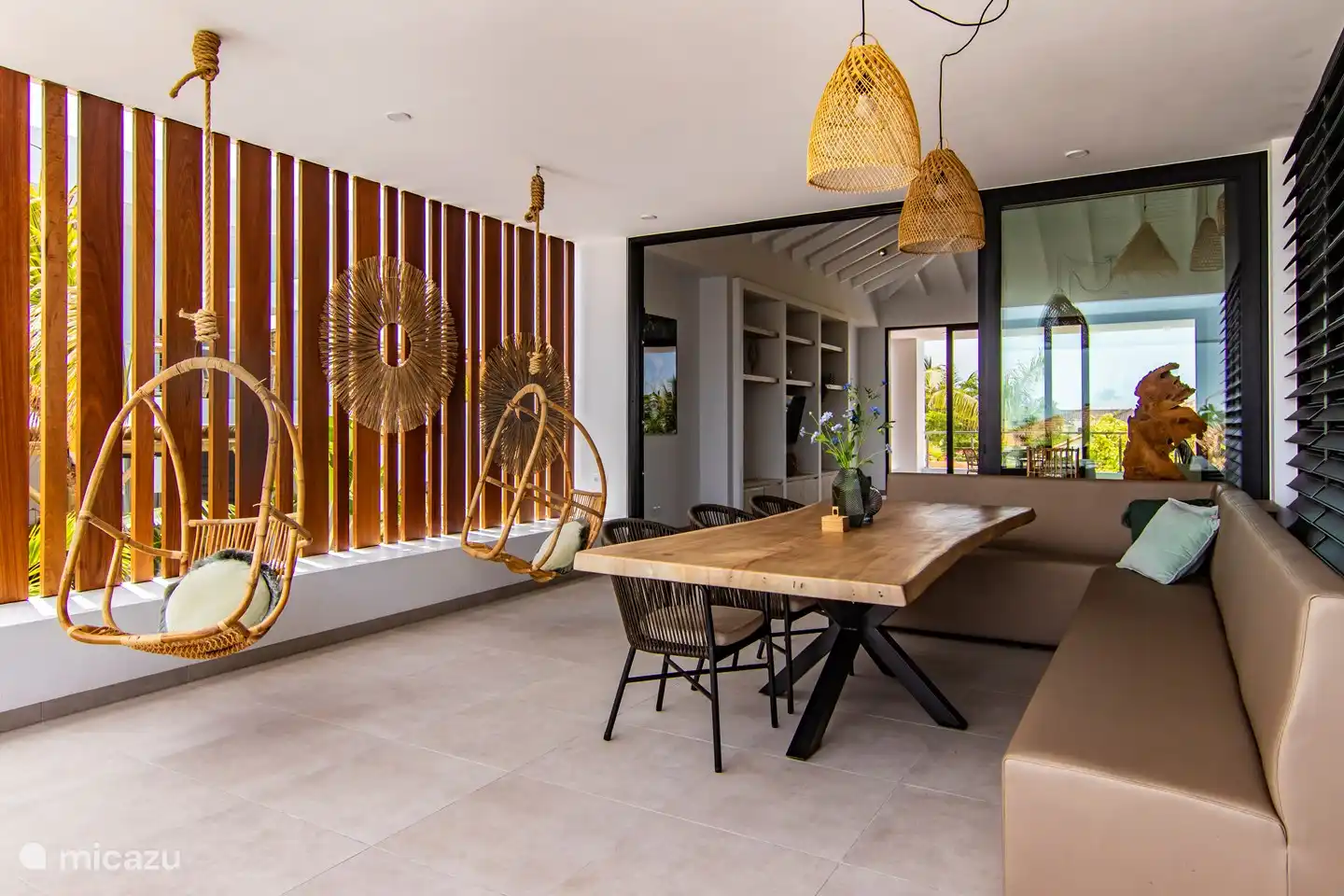 Terrasse mit Hängeschaukeln