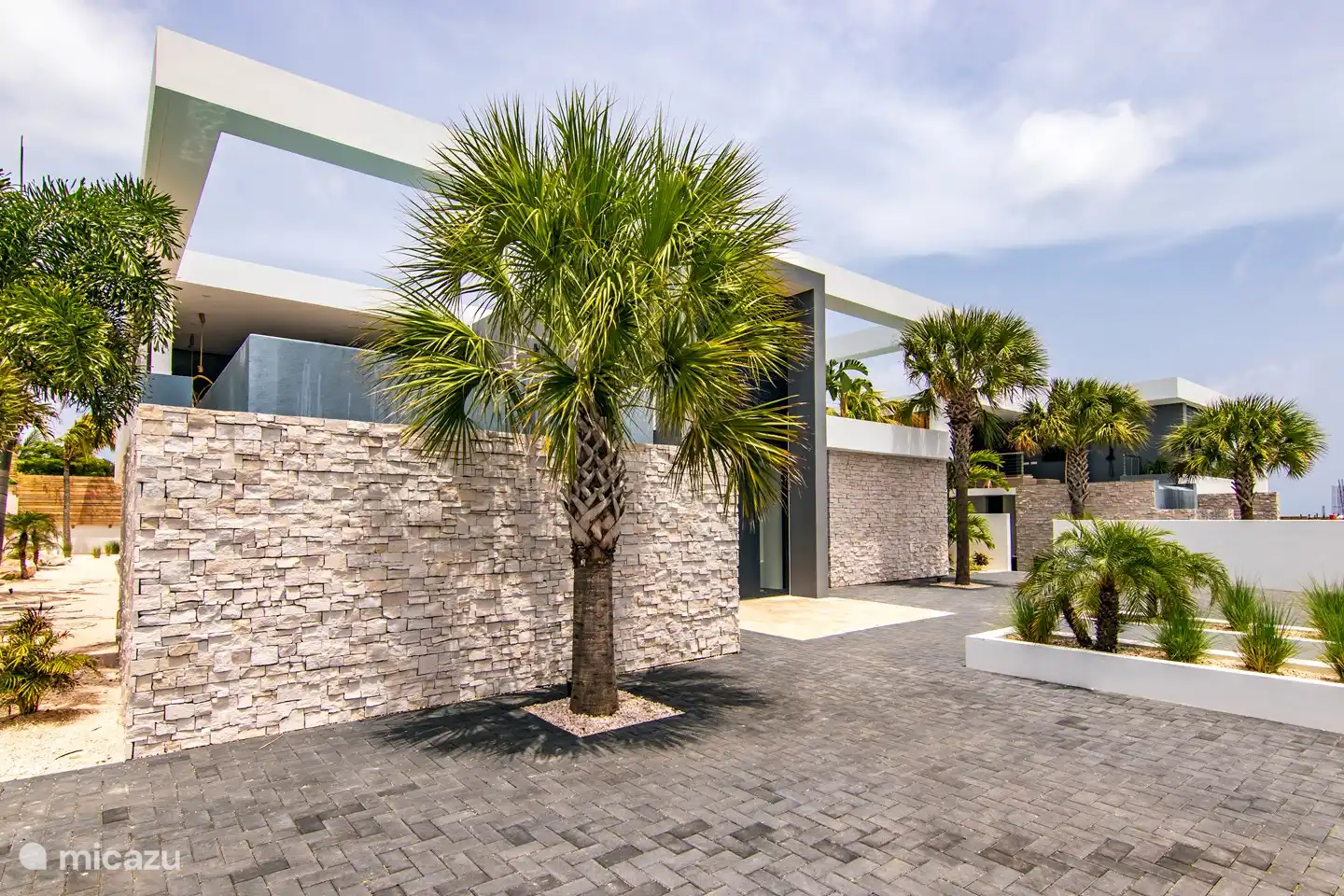 Vorderseite der gesamten Villa