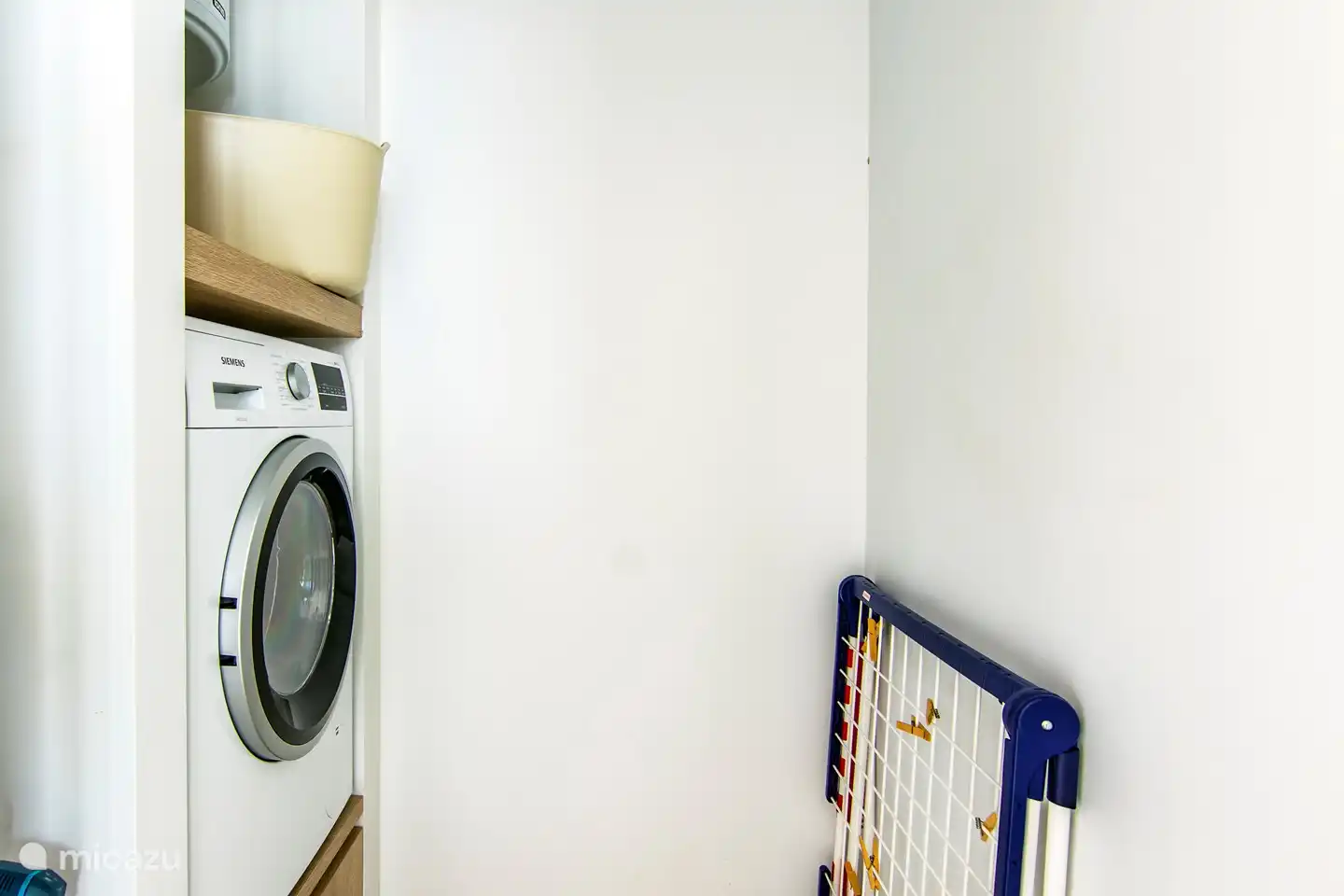 Buanderie avec machine à laver et matériel de repassage