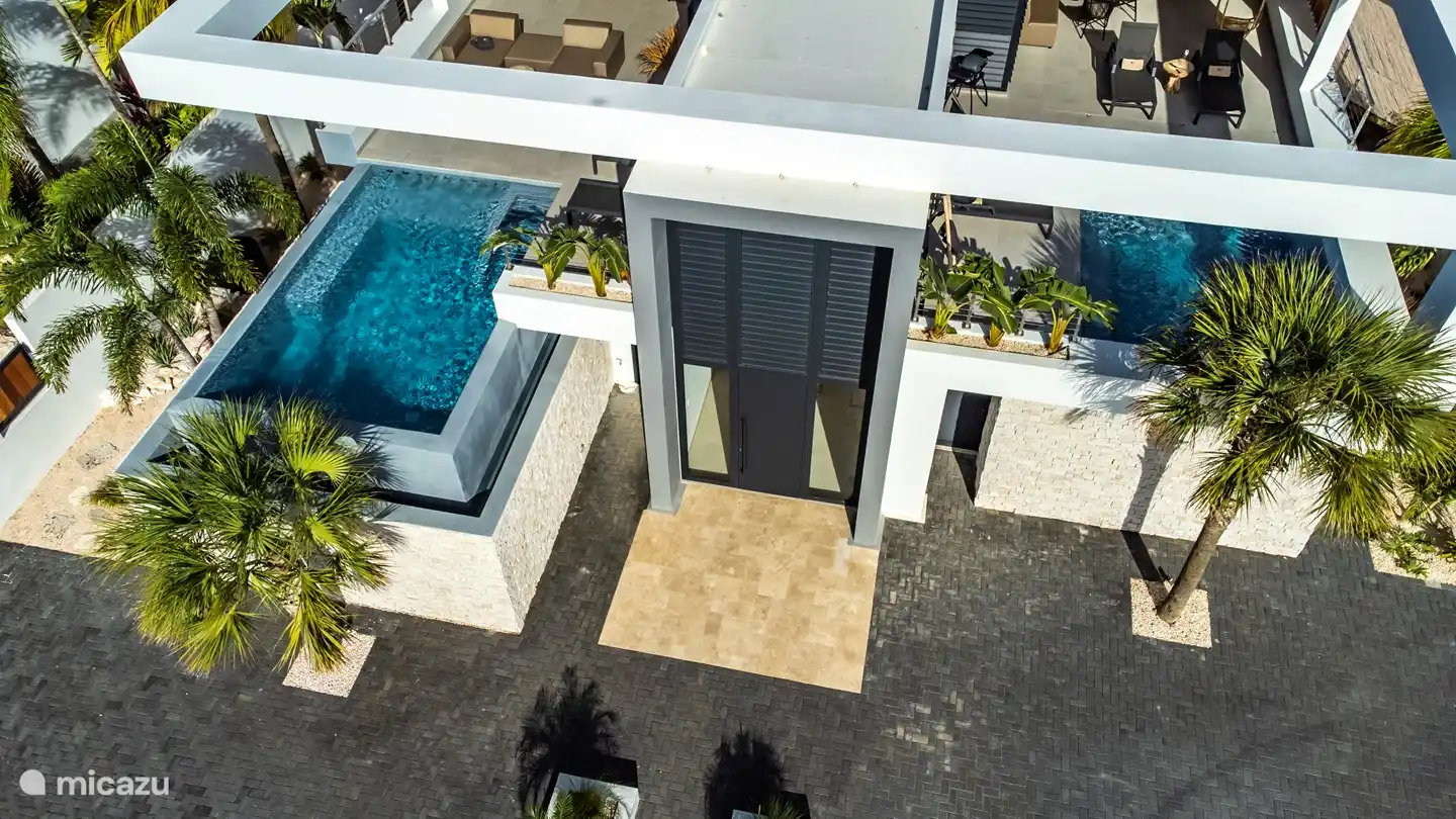 Le côté droit est celui du penthouse.