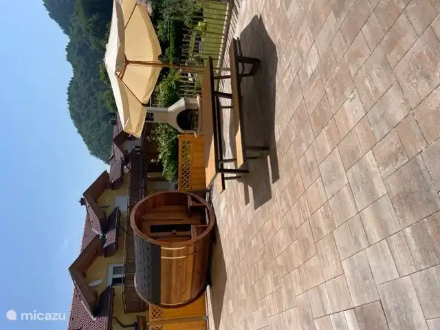 Dans le sauna ou farniente sur la terrasse, également équipée de deux transats