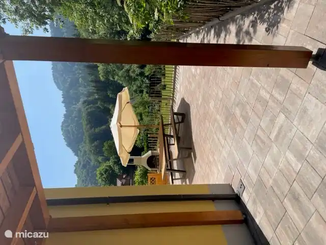 Table de pique-nique sur la terrasse avec vue sur la montagne