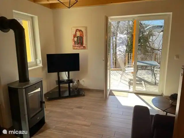 Salon avec poêle à bois (bois disponible gratuitement) et TV (avec chaînes néerlandaises et internationales)