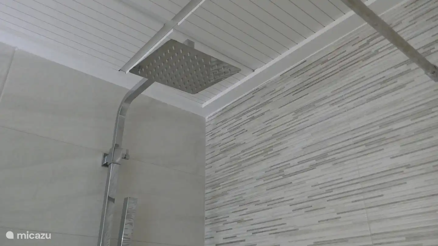 Das Badezimmer mit Regendusche