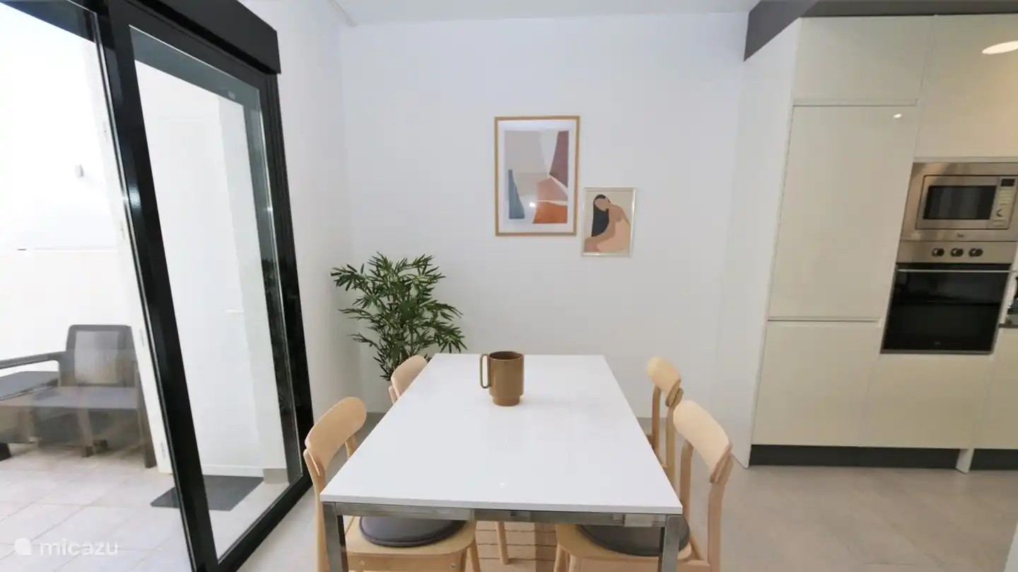 Der Essbereich in der Nähe der Schiebetüren