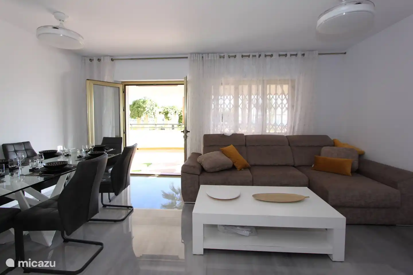 Das Wohnzimmer mit Blick auf die Terrasse