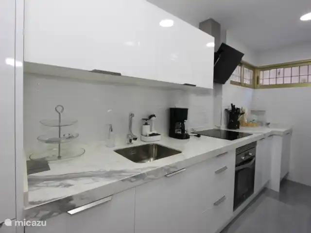 Casa Boa Vida | Espagne, Costa Blanca, El Campello - appartement La cuisine en combinaison avec la buanderie