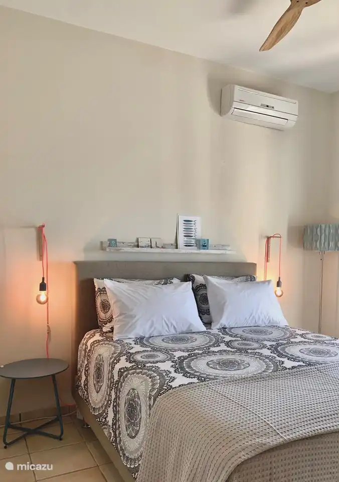 Das Schlafzimmer verfügt über ein neues Bett mit Boxspring-Unterfederung und einer hochwertigen Matratze. Das Zimmer verfügt über französische Türen mit Rollos, Klimaanlage und einen Deckenventilator.